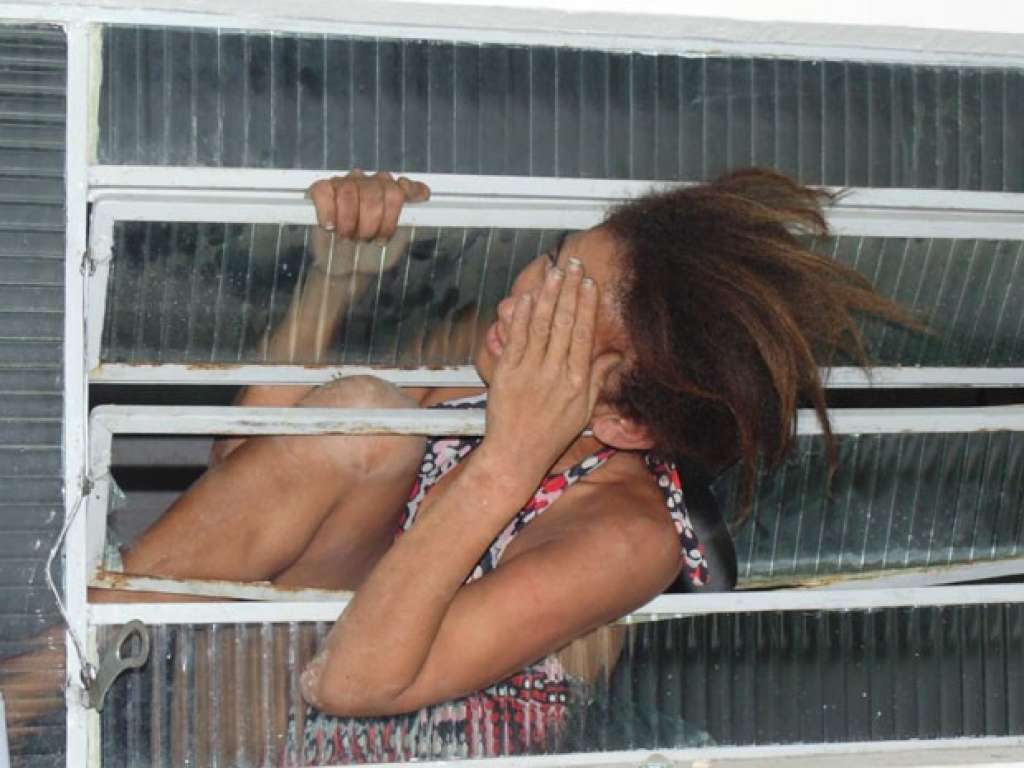 Mulher tenta fugir e fica entalada em janela da delegacia