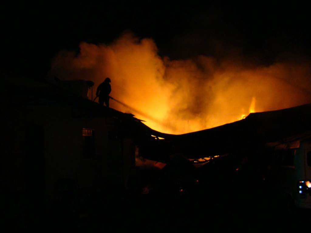Barraco é destruído pelo fogo em Sussuarana, bairro de Salvador