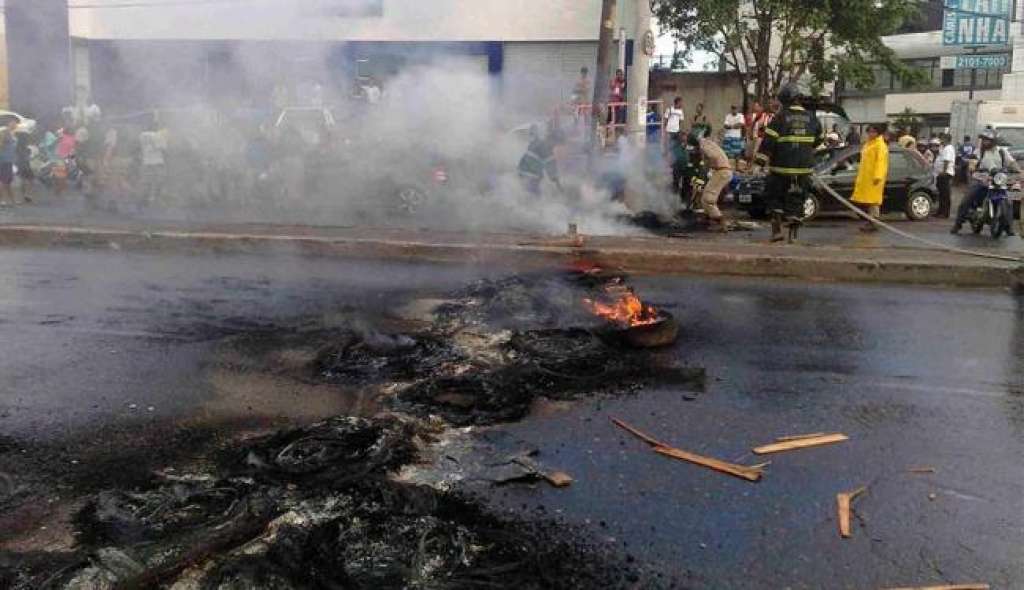 Moradores de Cosme de Farias fecham Avenida Bonocô em protesto