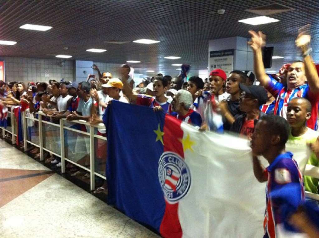 Torcida faz festa no aeroporto para recepcionar jogadores do Bahia
