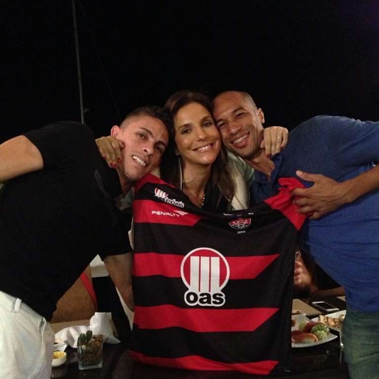 Ivete Sangalo posa com camisa do Vitória ao lado de jogadores
