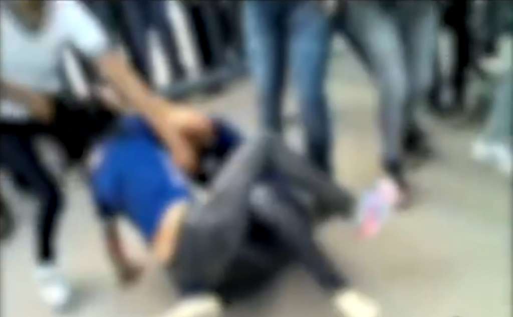 Veja vídeo: Jovens “duelam” na calçada de escola em briga marcada via rede social