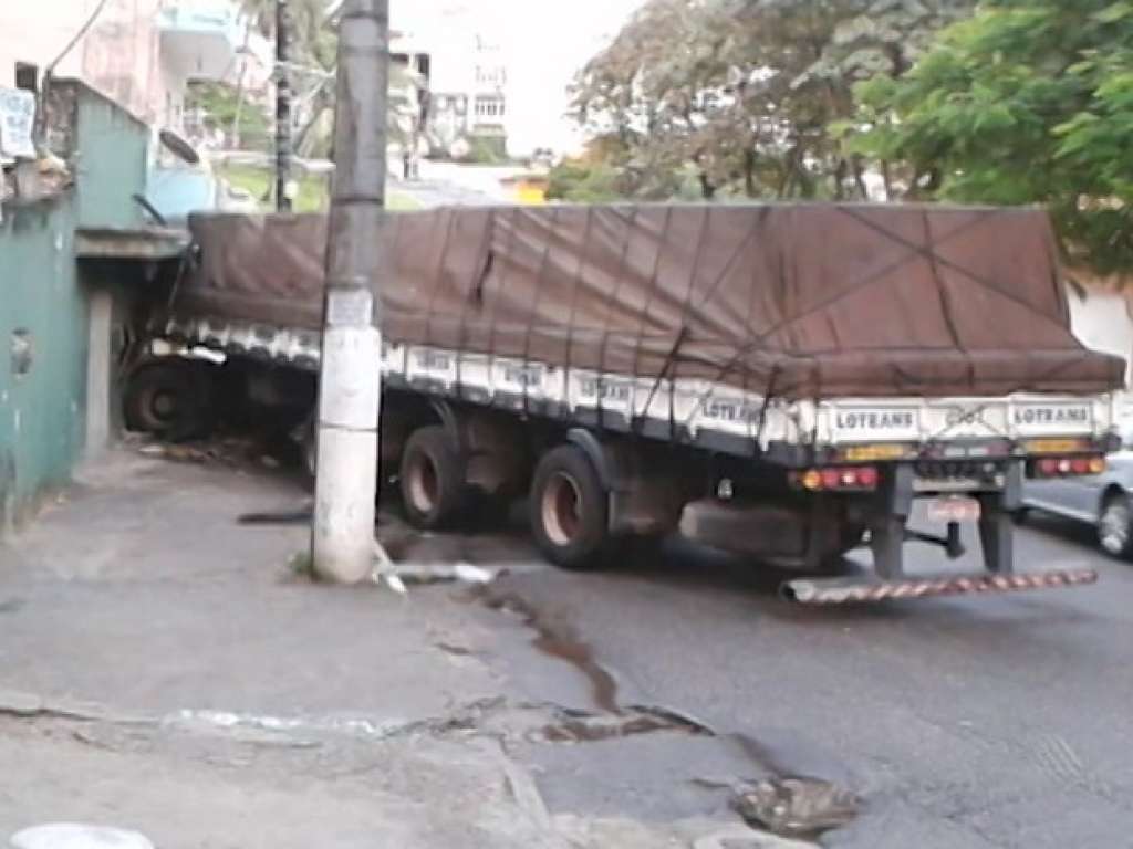 Motorista perde controle e caminhão bate em muro de casa em Salvador