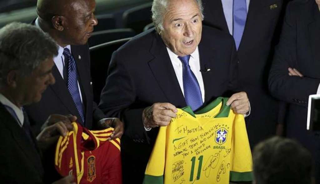 Brasil e Espanha mandam camisas autografadas para Mandela