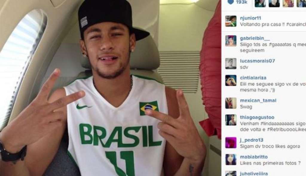 Neymar posta foto com a cara inchada após operação