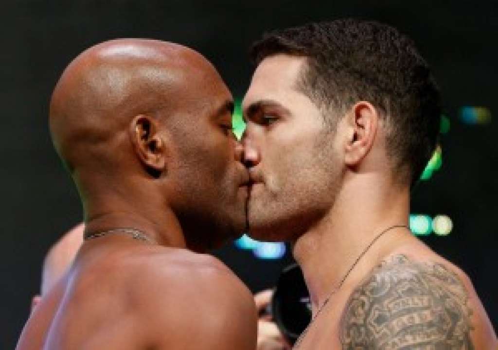 Na pesagem do UFC 162, Anderson Silva beija Weidman em encarada tensa