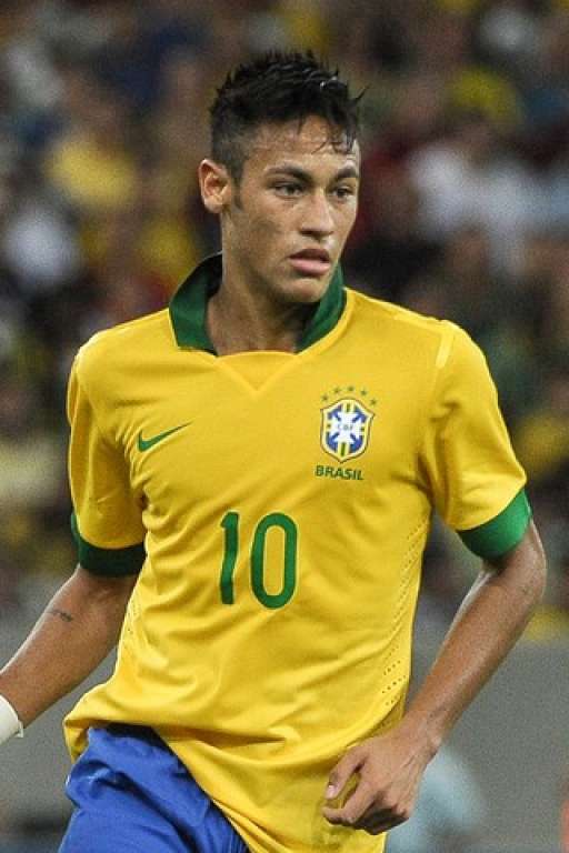 Neymar recebe carinho dos fãs antes de se submeter a cirurgia