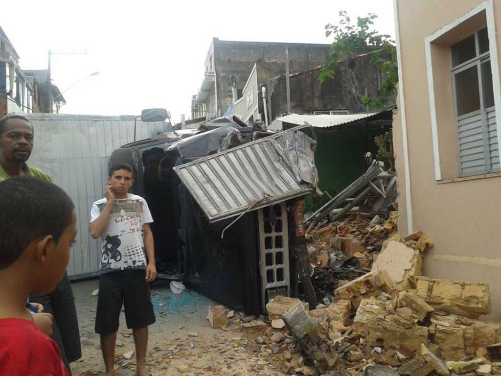 Caminhão desgovernado atinge muro e por pouco não invade casa em Candeias