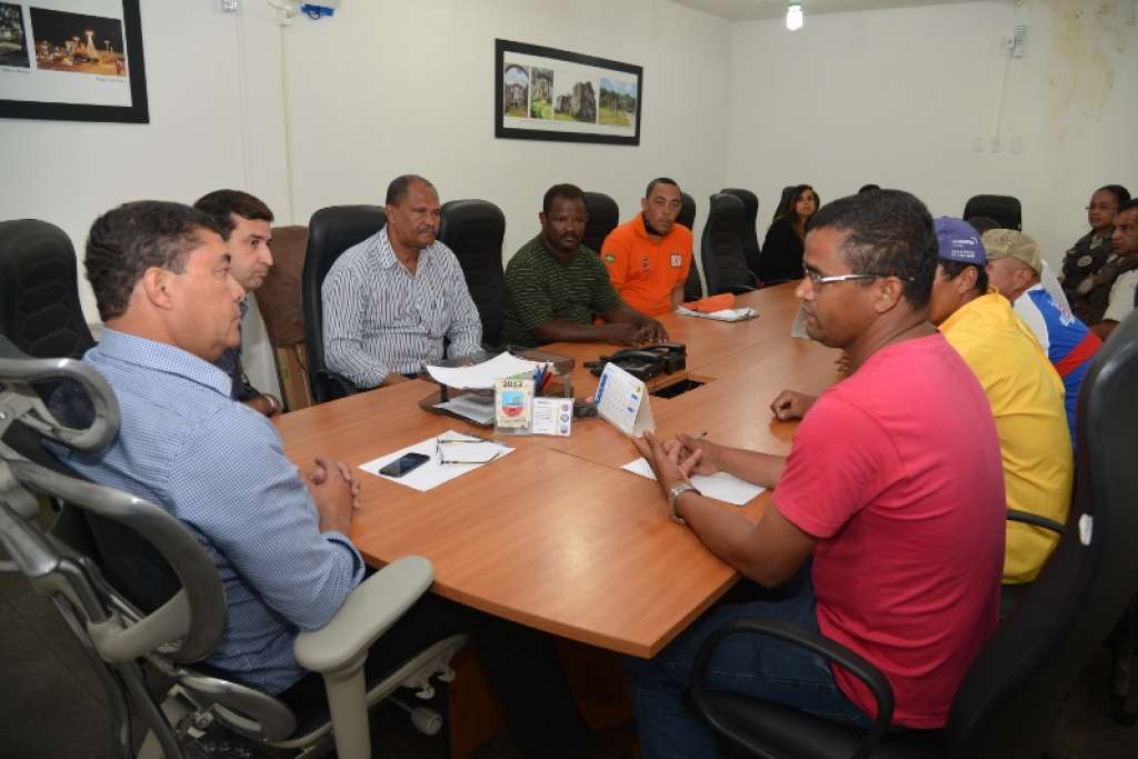 Prefeito de Candeias se reúne com moradores que fizeram manifestação no distrito da Pindoba