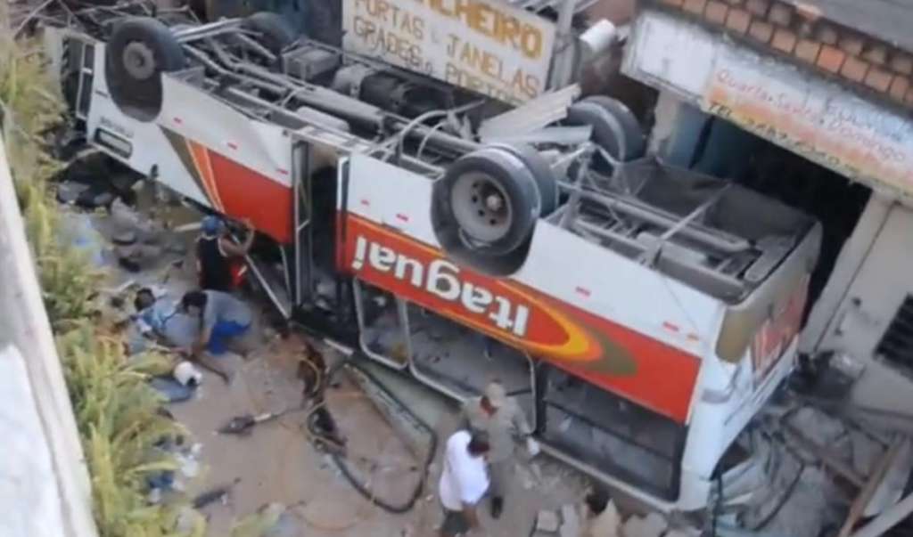 Veja Vídeo: Ônibus cai de viaduto em Itaguaí