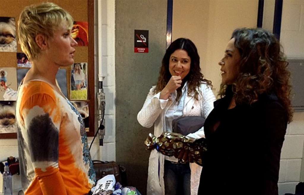 Daniela Mercury e Malu Verçosa presenteiam Xuxa em bastidores