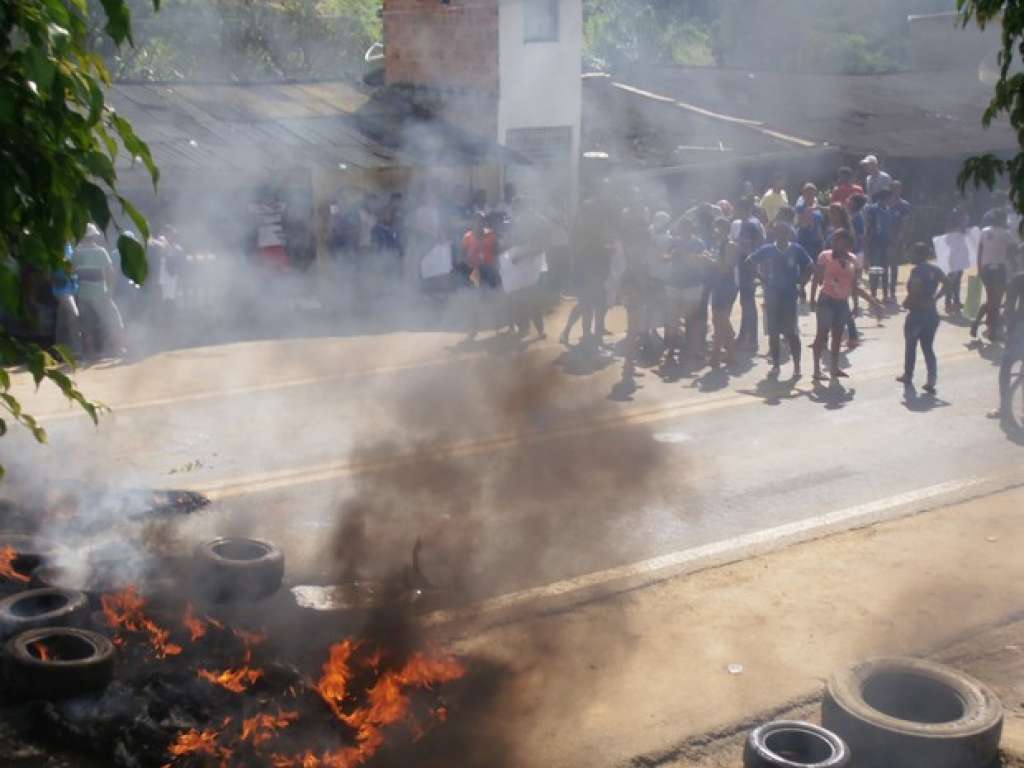 Leitor flagra manifestação de alunos na BR-101, no distrito de Itamarati