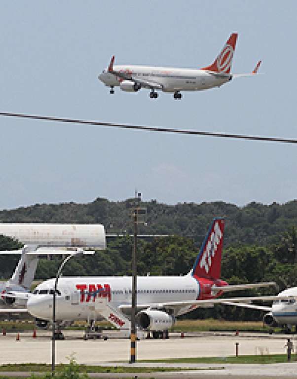 Avião faz pouso forçado em Salvador após piloto passar mal