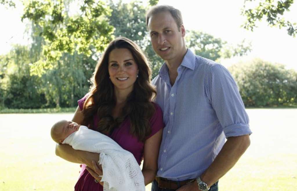 Quase 1 mês após nascimento de bebê real, família divulga foto