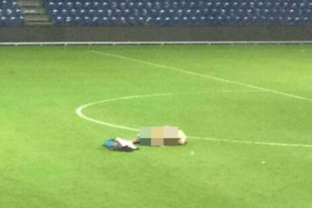 Casal é pego fazendo sexo no meio do campo após jogo na Dinamarca