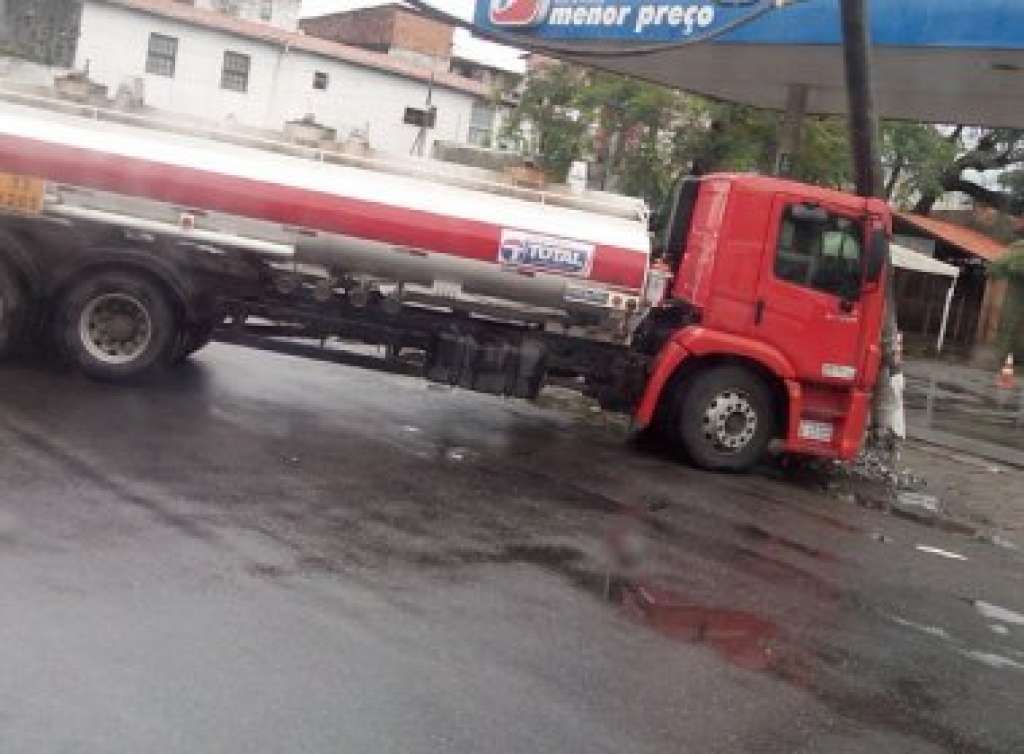 Batida de caminhão em poste interdita avenida Dendezeiros