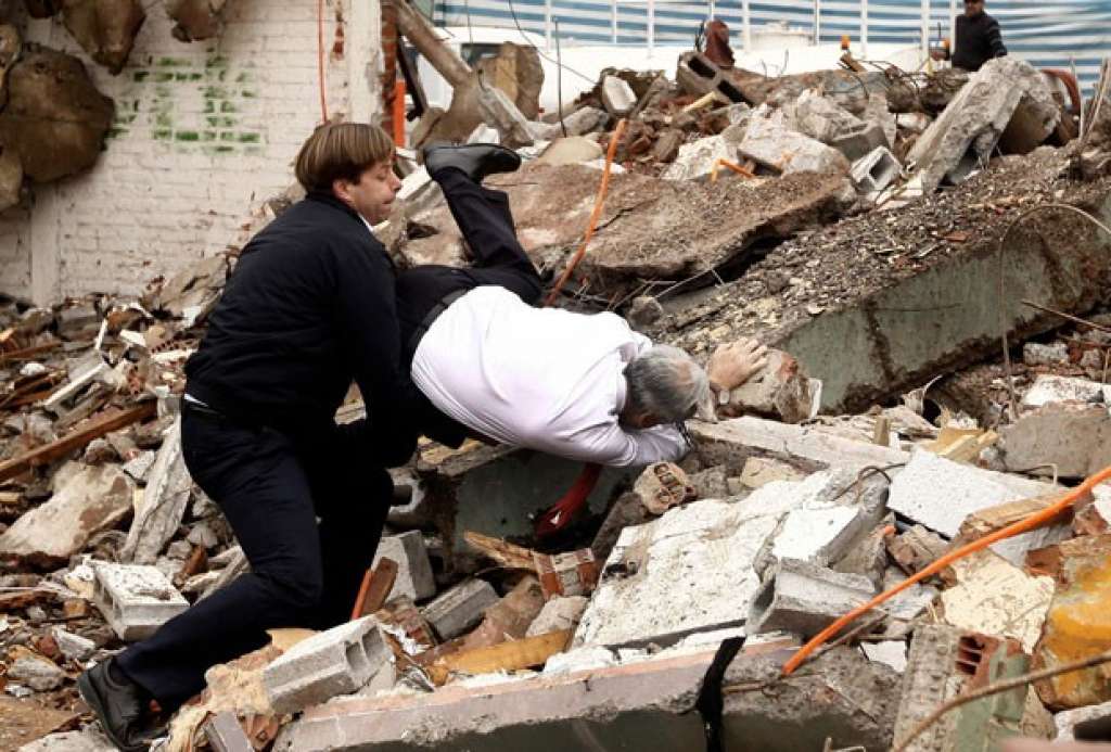 Presidente do Chile sofre queda em visita a escombros de prédios