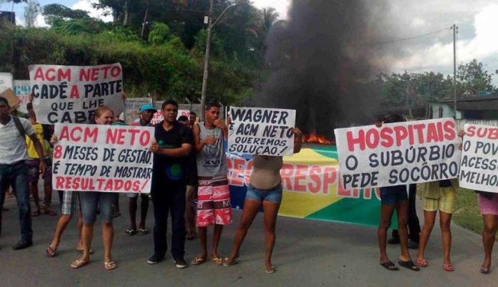 Moradores queimam pneus em protesto em Salvador