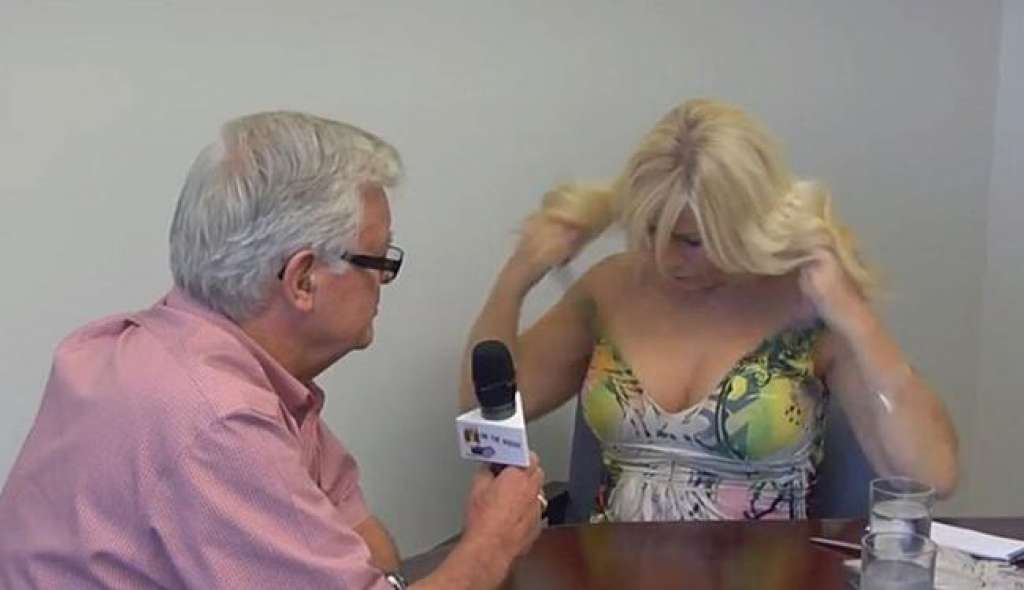 Veja Vídeo: Repórter tira a blusa durante entrevista com prefeito