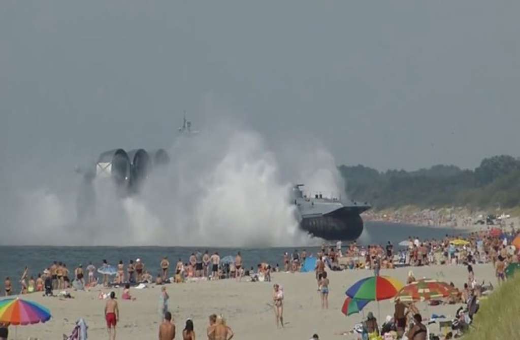 Embarcação militar surge em praia e assusta turistas