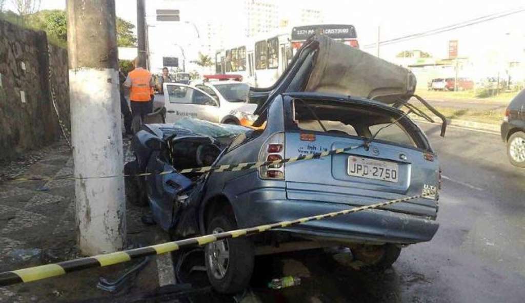FOTOS: Mulher morre após carro colidir em poste na Dorival Caymmi em Salvador
