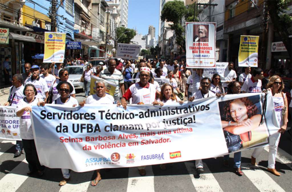Servidores protestam pela morte de trabalhadora da Ufba