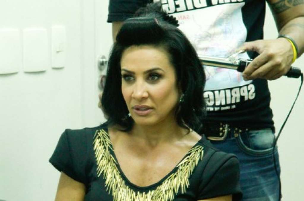 Scheila Carvalho descobre traição do marido Tony Salles e chora