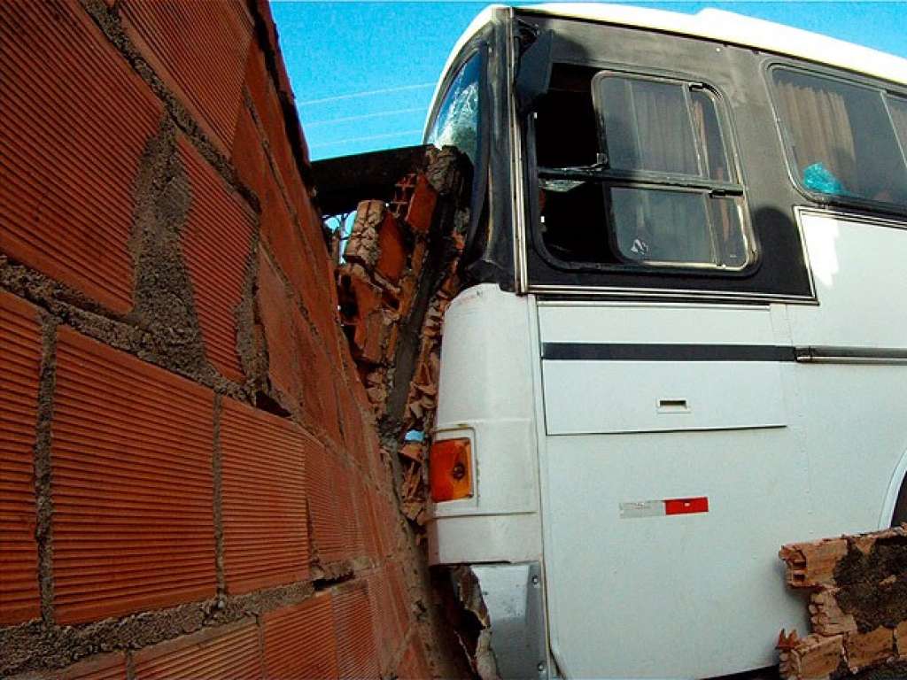 Veja Fotos:Motorista perde controle de ônibus e atinge muros de casas em Itinga