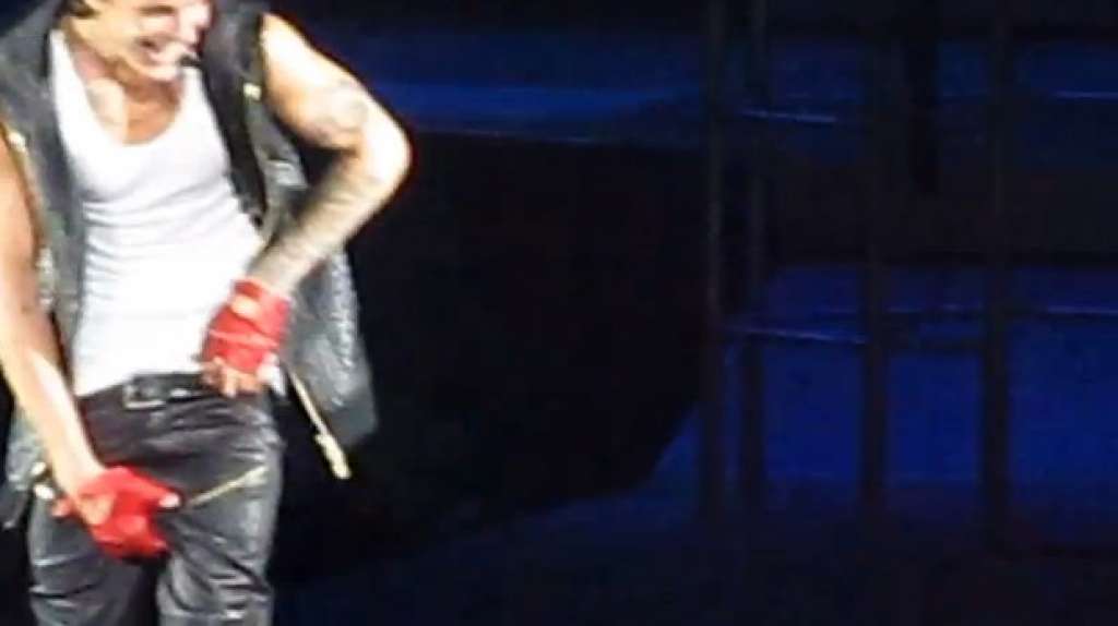 Confira o Vídeo: Bieber coloca celular em partes íntimas e devolve para fã.