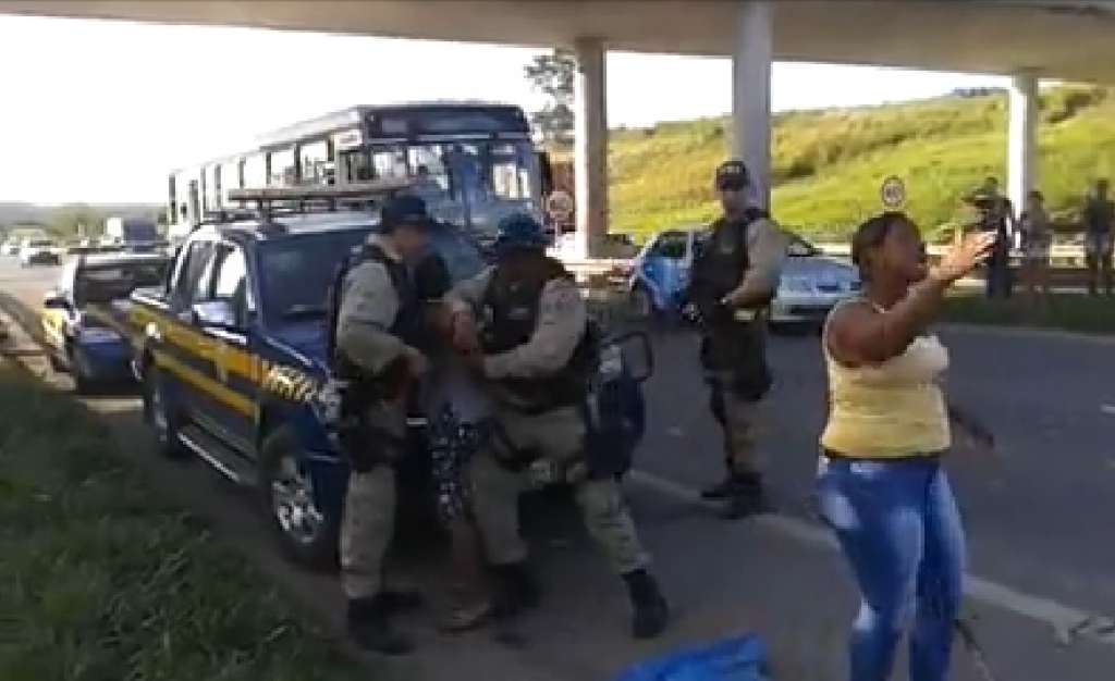 Simões Filho: Agente da PRF que agrediu manifestante é investigado por conduta inadequada