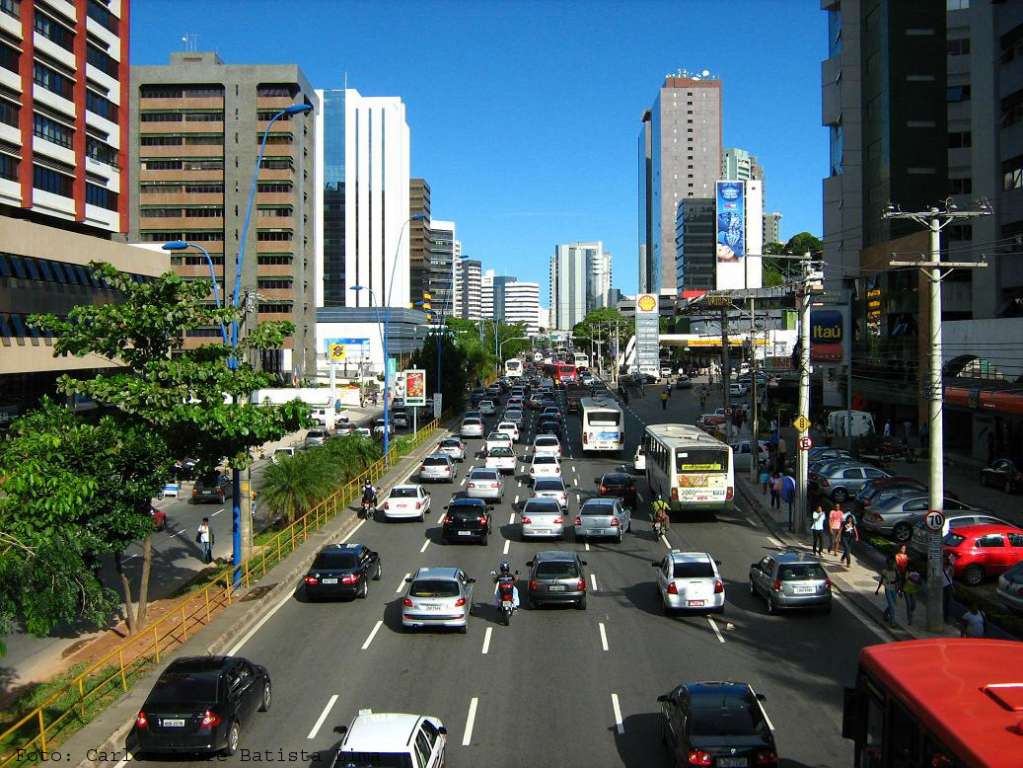 Carro bate em poste e trânsito fica lento em Avenida de Salvador