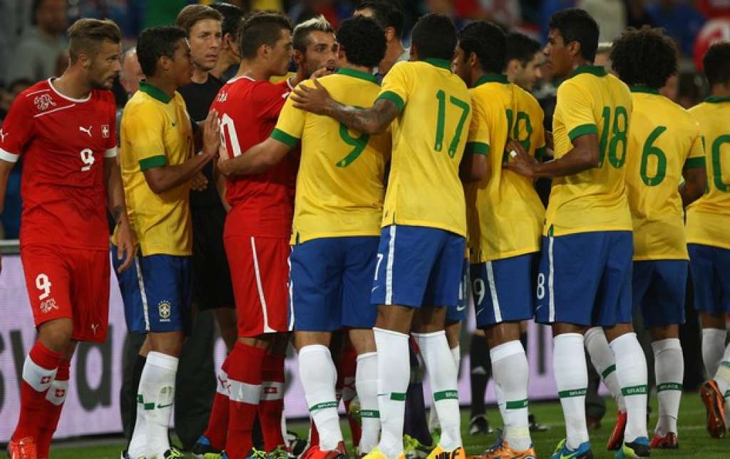 Dani Alves faz contra, e Brasil cai para Suíça após título das Confederações