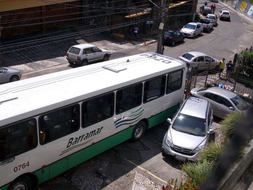 Ônibus desgovernado atinge garagens em Salvador