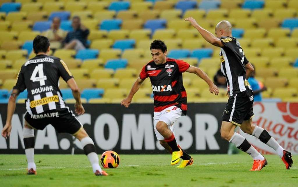 Seedorf desequilibra, Botafogo bate Vitória e assume a liderança do campeonato