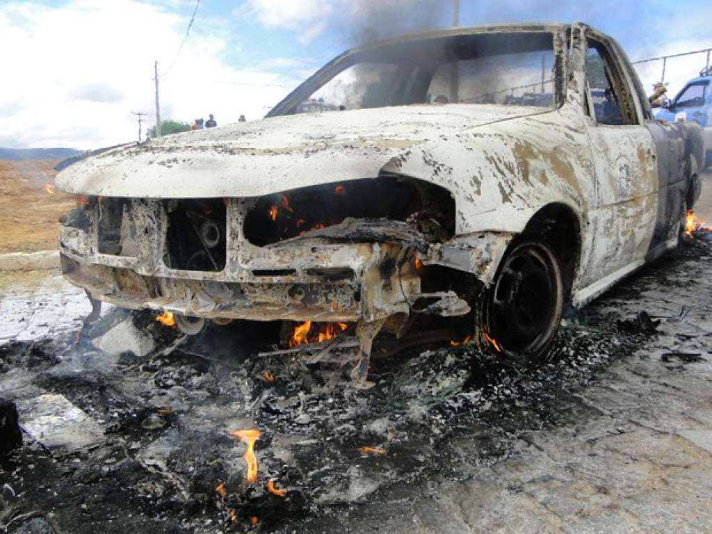 Homens armados incendeiam carro no centro da cidade de Brumado