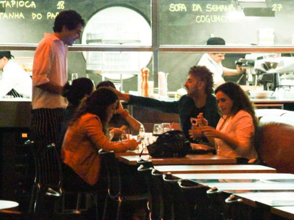 Daniela Mercury janta com a mulher