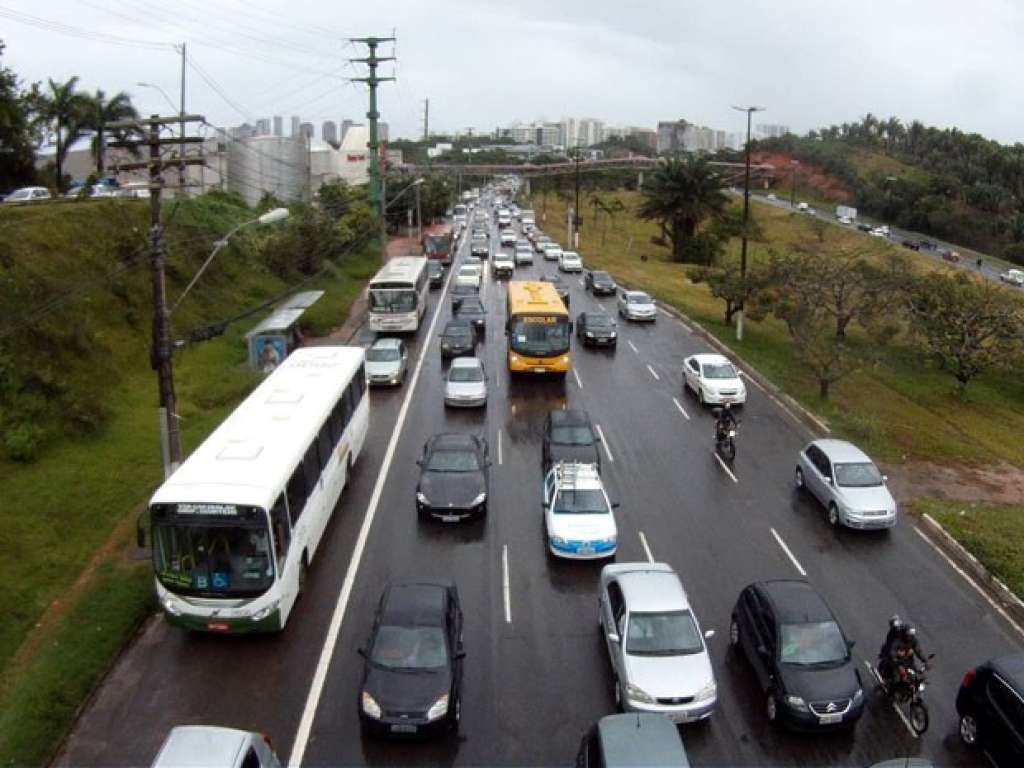 Fluxo de veículos em evento religioso deixa trânsito lento na Av. Paralela