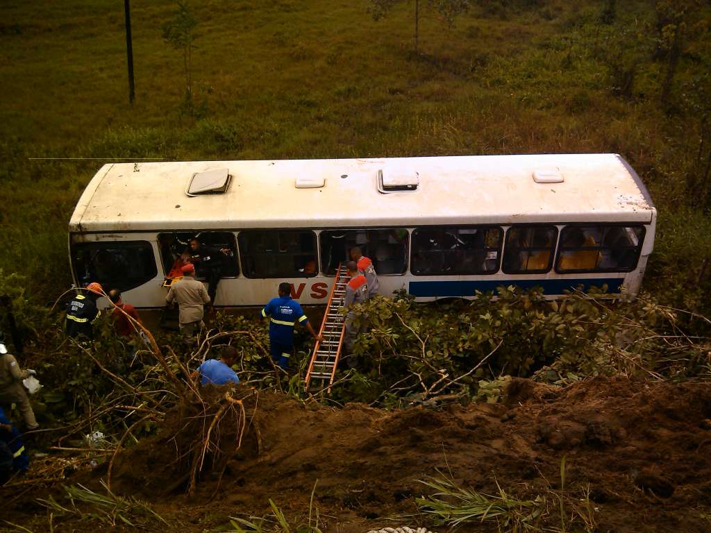 Simões Filho: Ônibus da VSA tomba na BA-093 e deixa 32 feridos