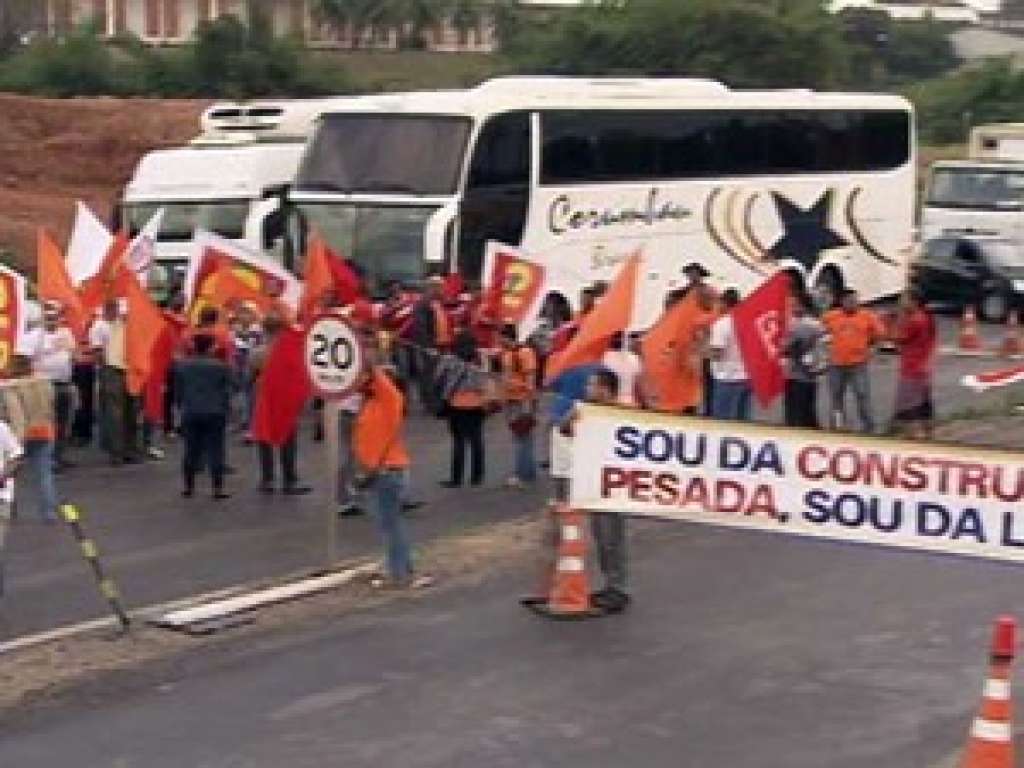 Protestos deixam usuários sem ônibus e param BR-324