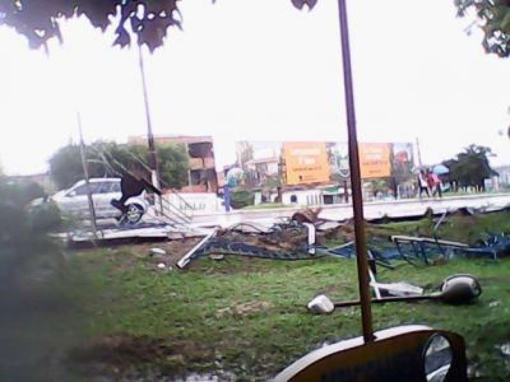 Motorista de ônibus perde controle e derruba a cerca da Câmara de Vereadores de Camaçari