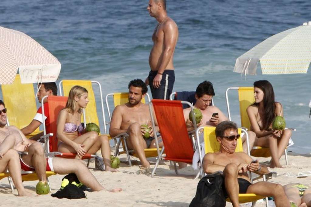Fred curte dia de sol com amigos em praia do Rio