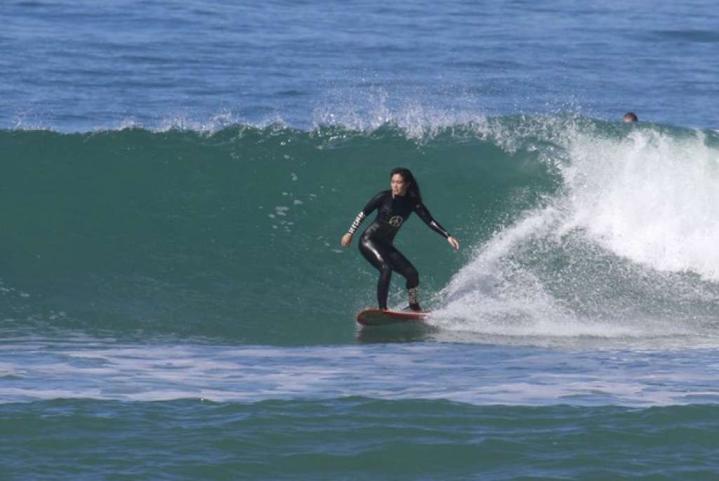 Daniele Suzuki surfa na praia da Macumba, no Rio