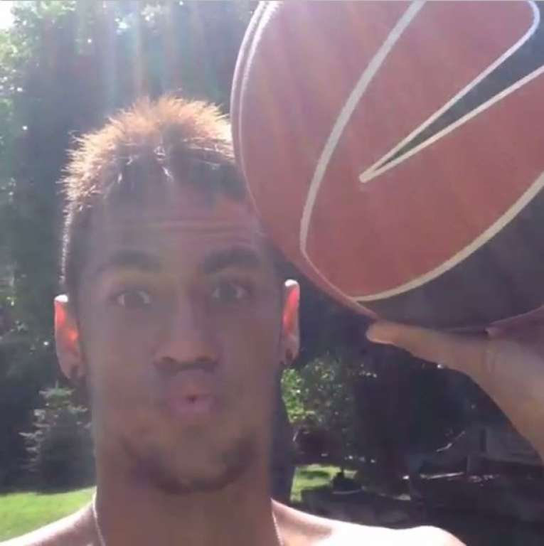 Neymar joga basquete e faz caras e bocas em vídeo