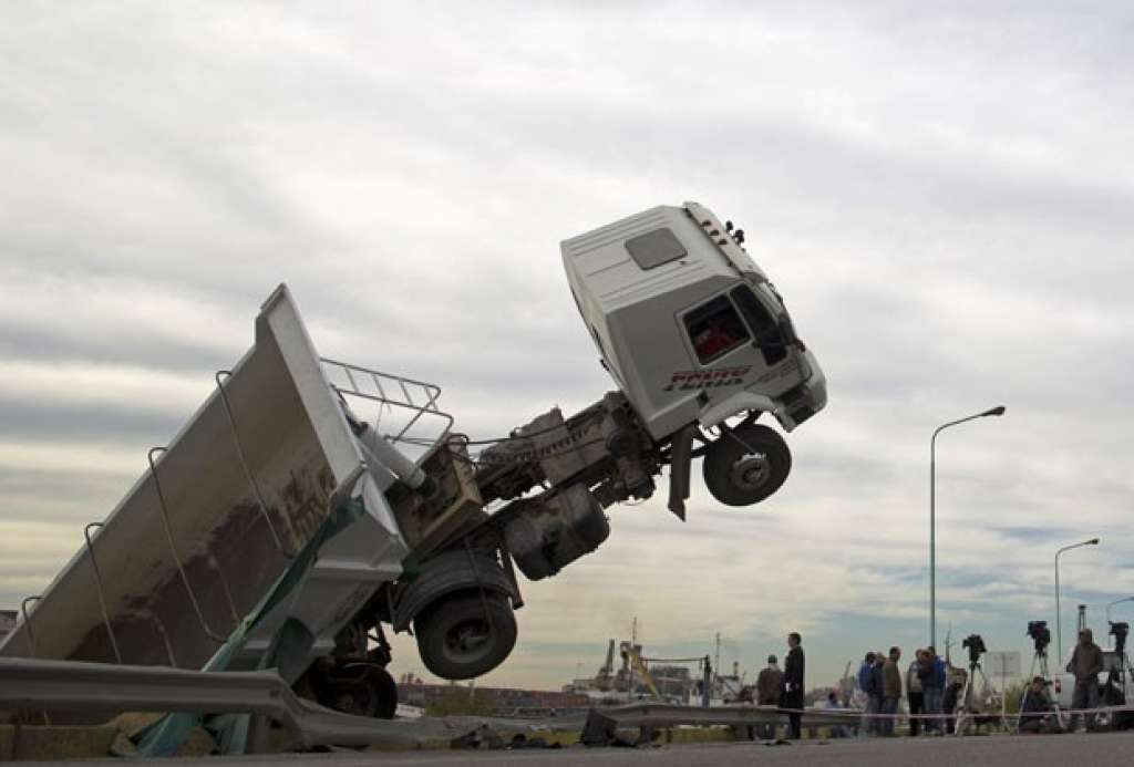 Caminhão fica pendurado em ponte após acidente na Argentina