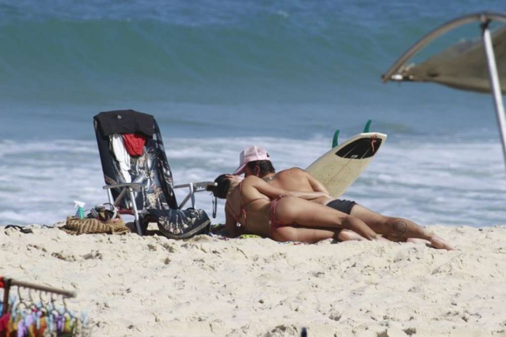 Paulo Vilhena e Thaila Ayala namoram muito em praia do Rio