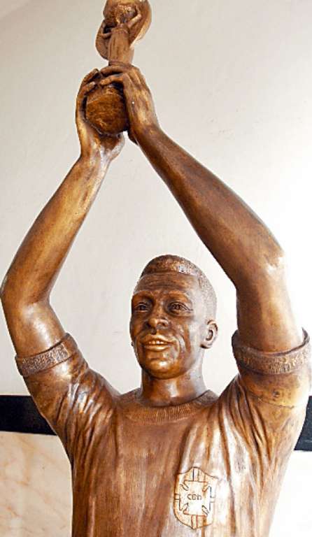 Estátua de Pelé voltará à Fonte Nova domingo, dia de Bahia x Santos