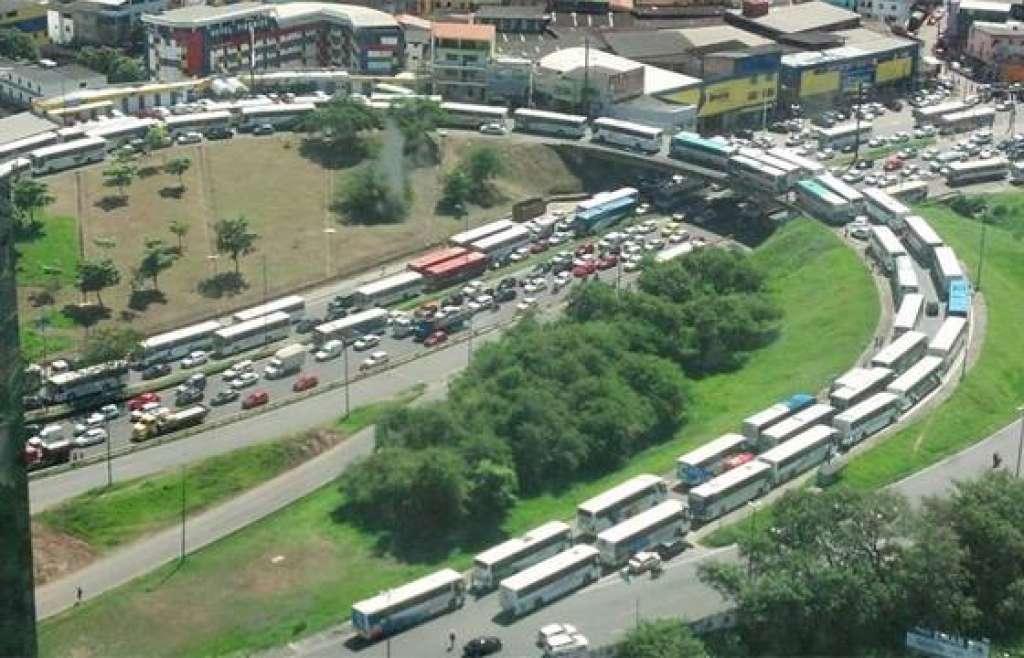Motoristas de ônibus de Simões Filho fazem protesto contra Agerba em Salvador