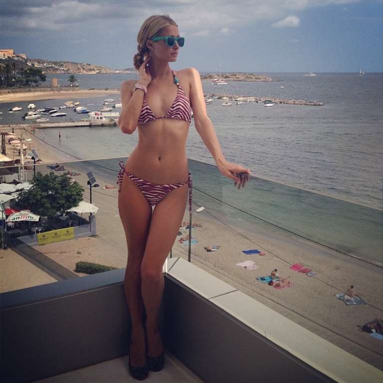 Paris Hilton posta foto de biquíni de zebra em Ibiza