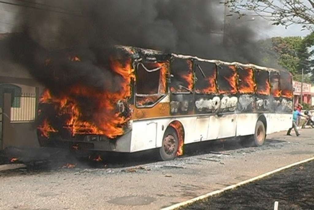 Ônibus escolar pega fogo e mata criança , diz polícia