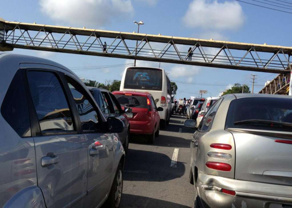 Acidentes com viaturas da PM e protesto congestionam trânsito na Paralela